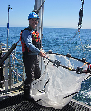 TAS Mike Wing 2015 sets Bongo net to sample for plankton